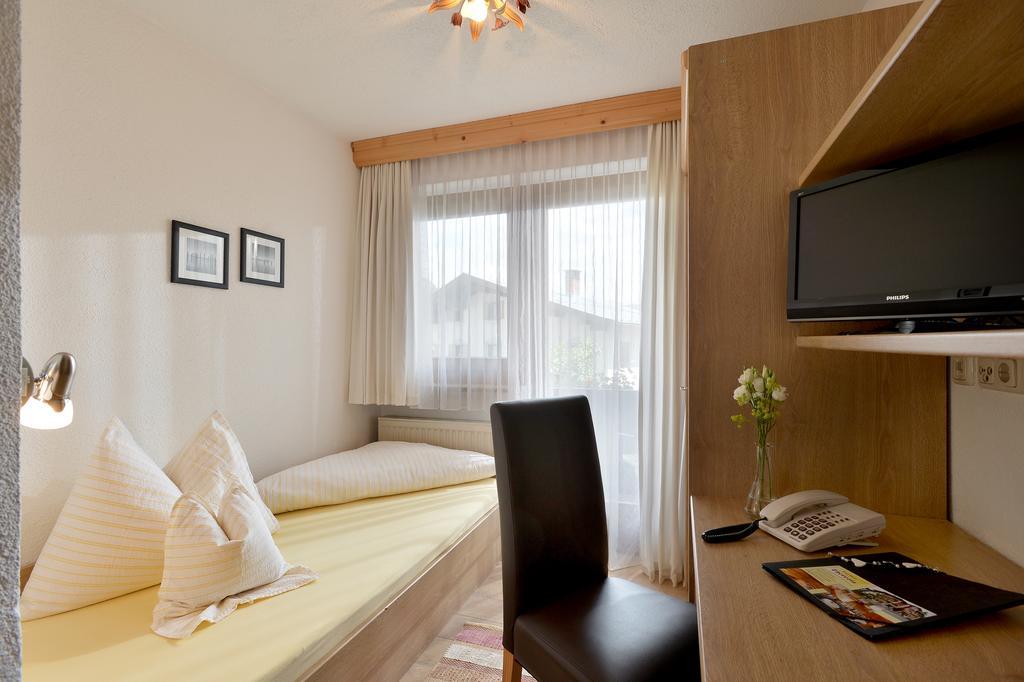 Hotel Theresia Garni St. Johann in Tirol Chambre photo