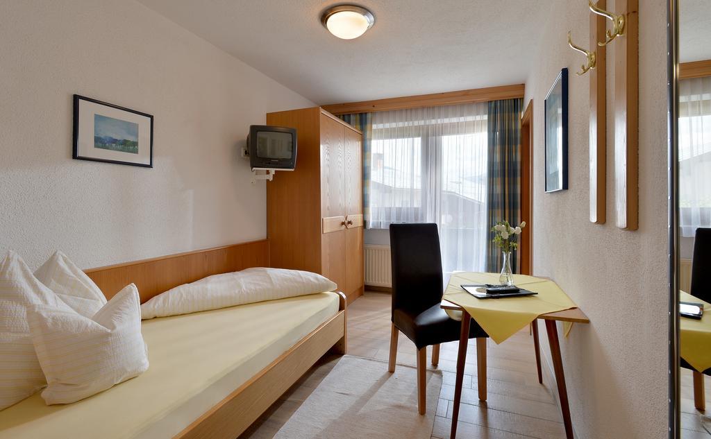 Hotel Theresia Garni St. Johann in Tirol Chambre photo
